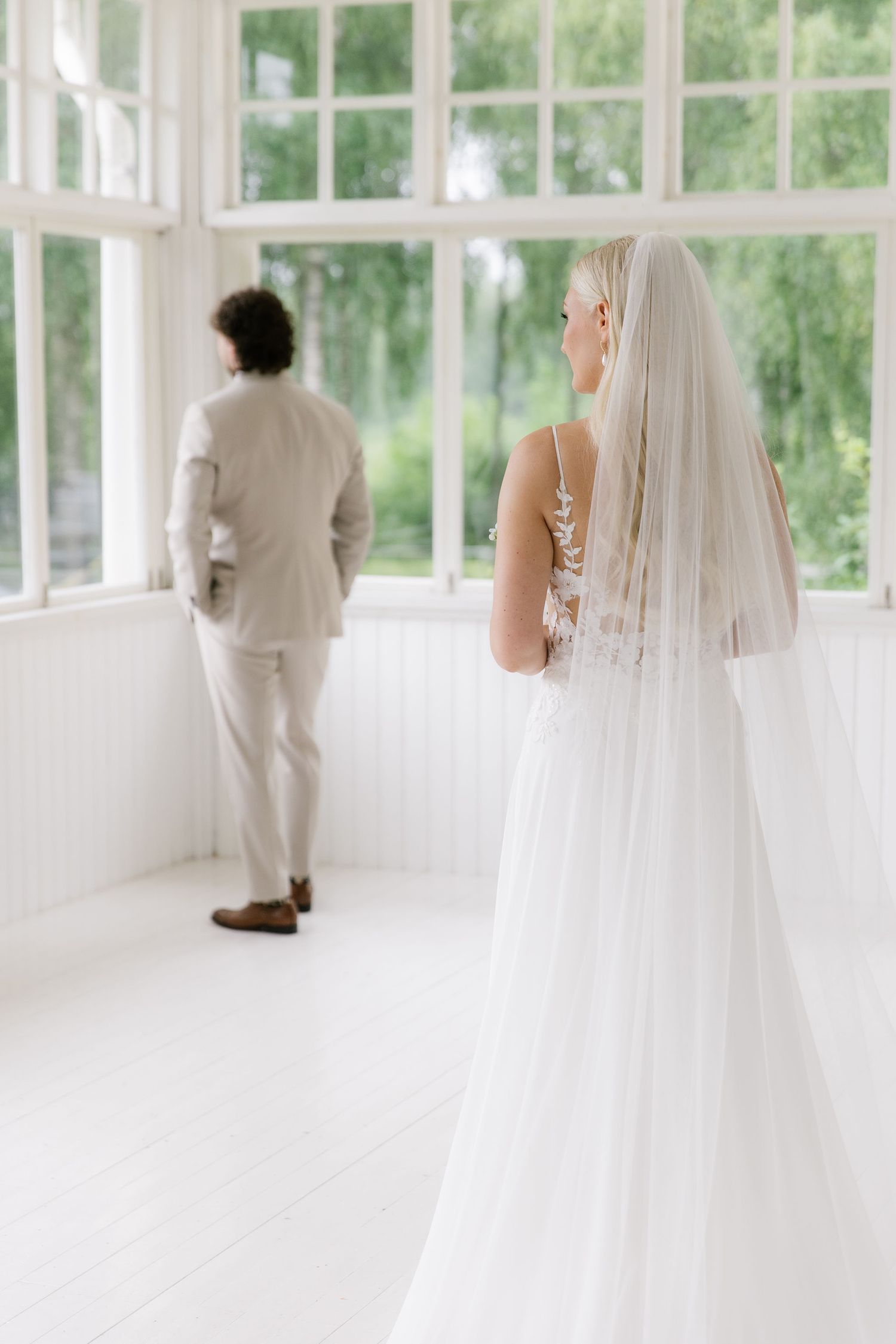 Sulhanen odottaa tulevaa morsianta first look kuvauksessa hääpäivänä