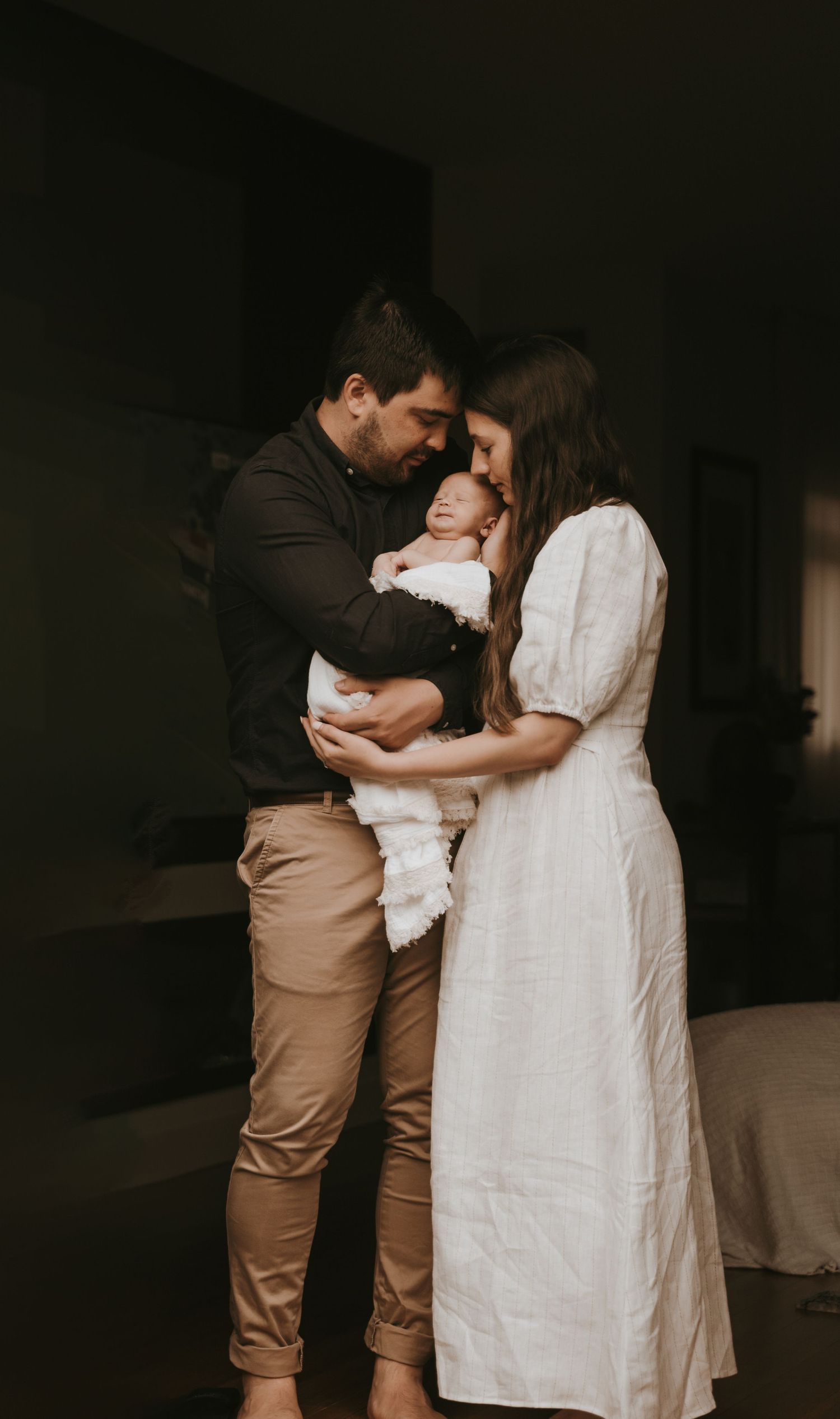 Newborn session at home with new parents