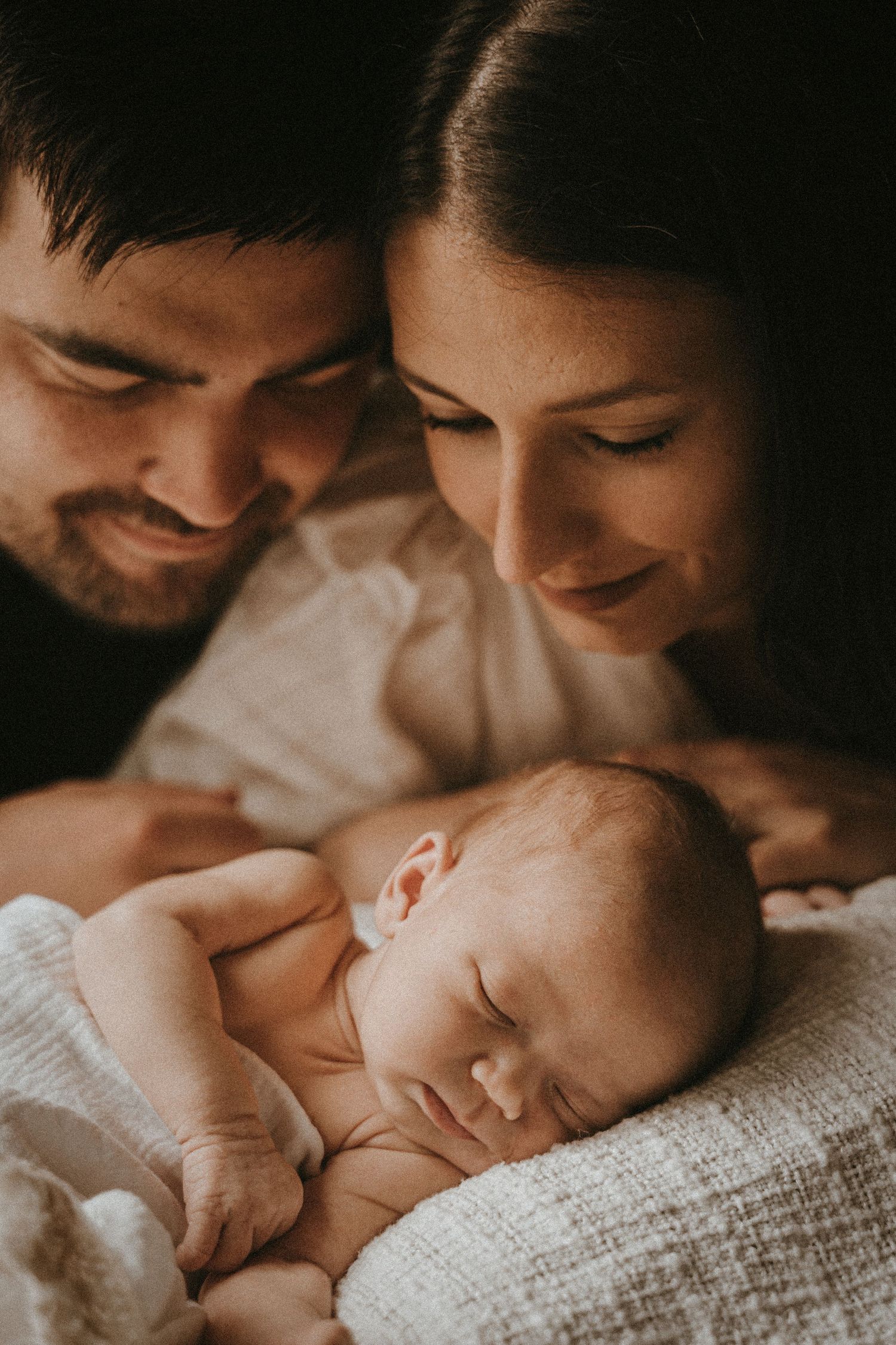 Newborn session at home with new parents