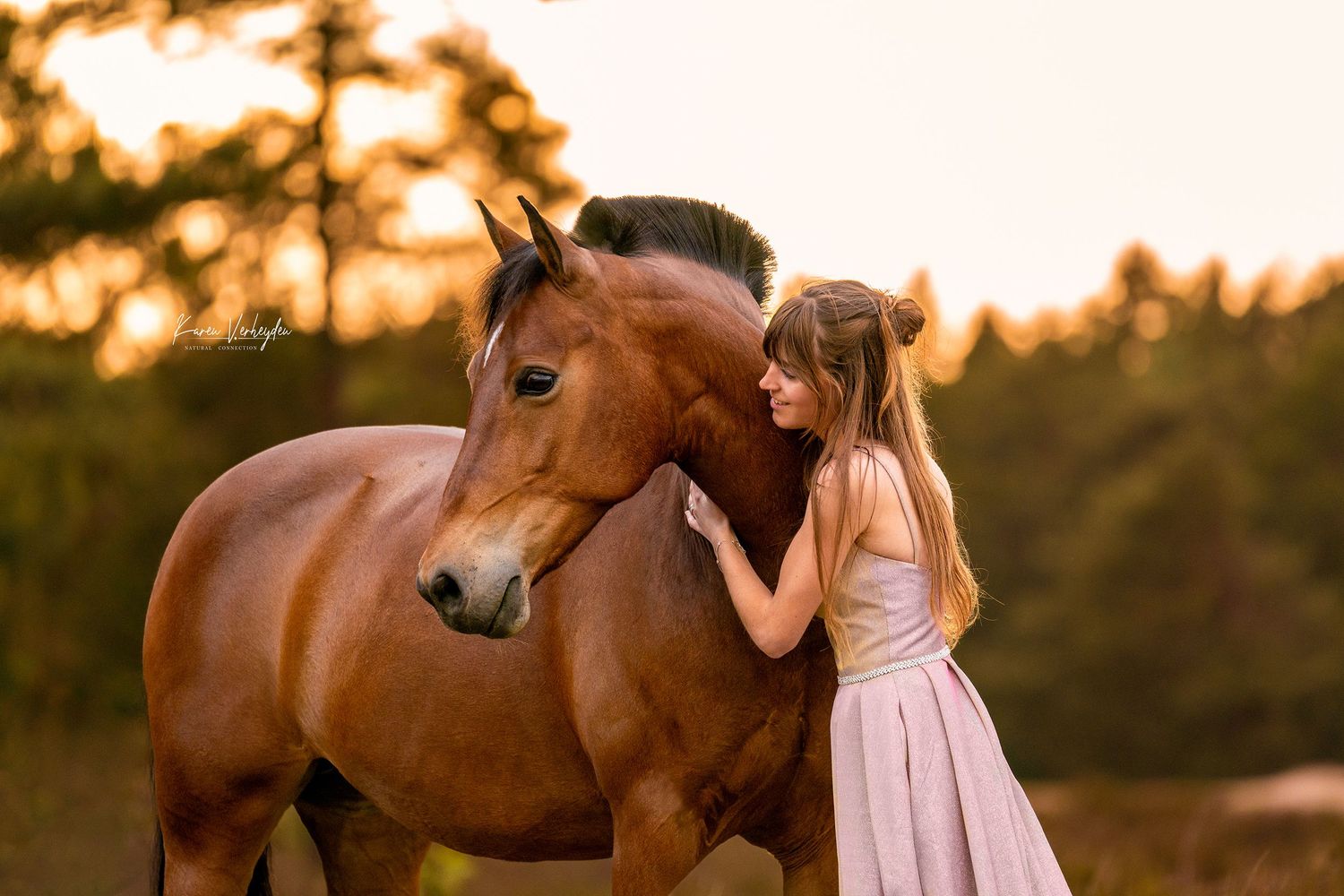 gevoelsfoto's met aandacht voor je paard en de persoon in de natuur met golden hour