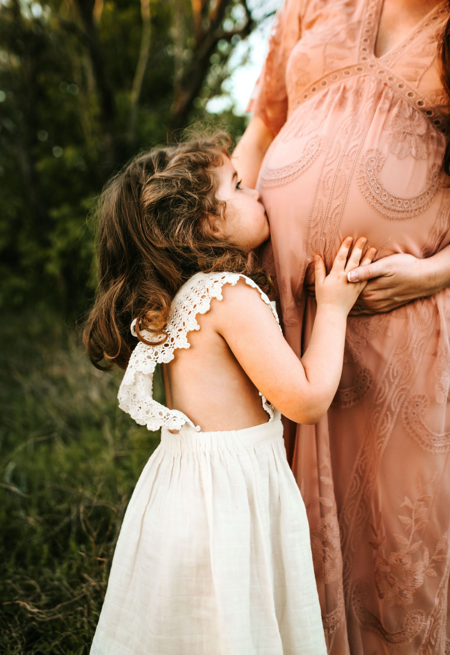 albertvphotos, little girl kissing women pregnant belly