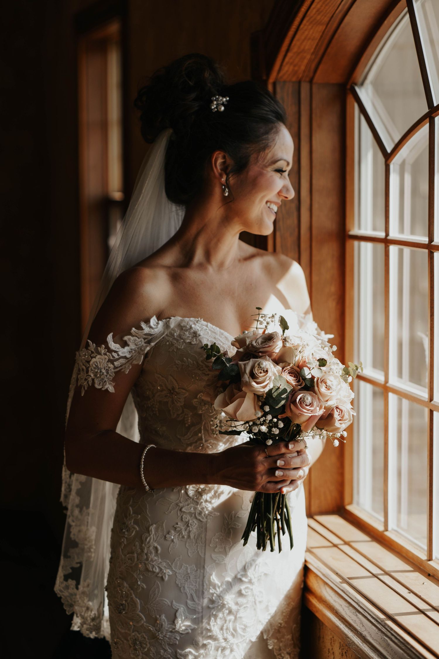 albertvphotos, bride glancing at a window
