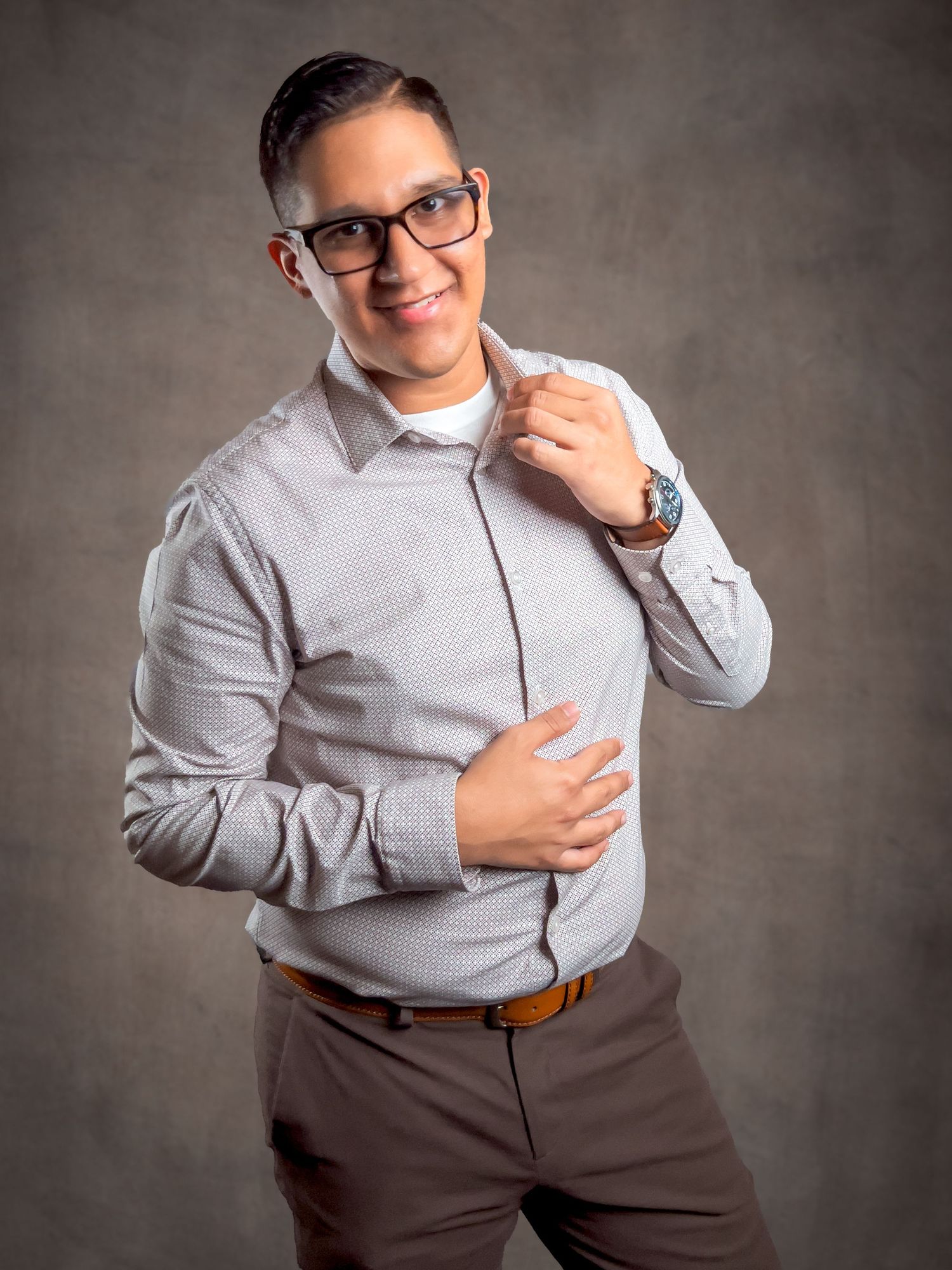 Albertvphotos, man posing holding a camera
