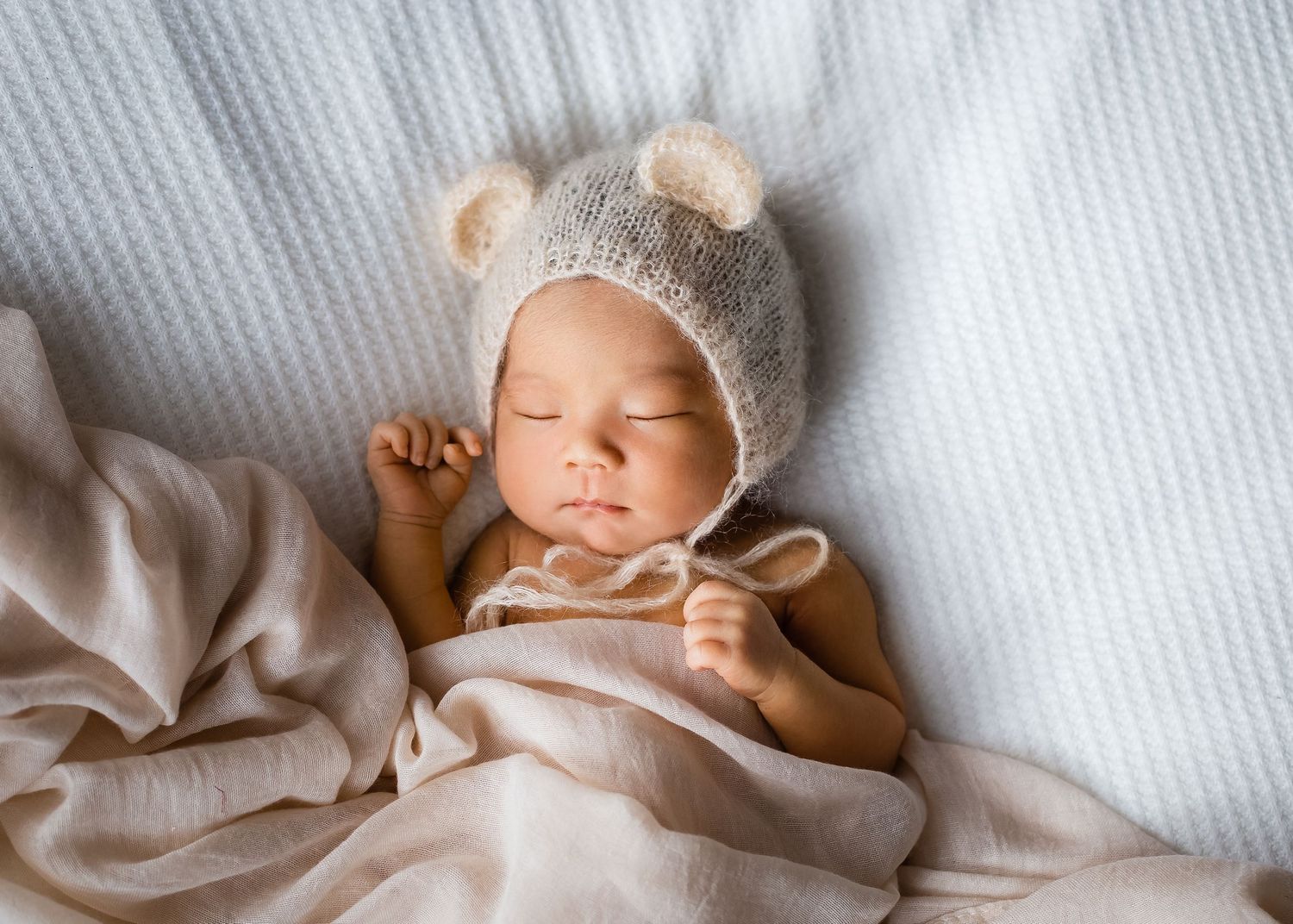 Baby-, Familien- & Babybauchshootings mit Herz. Natürlich, warm, entspannt. Bei euch Zuhause oder Outdoor. Termin einfach online anfragen.