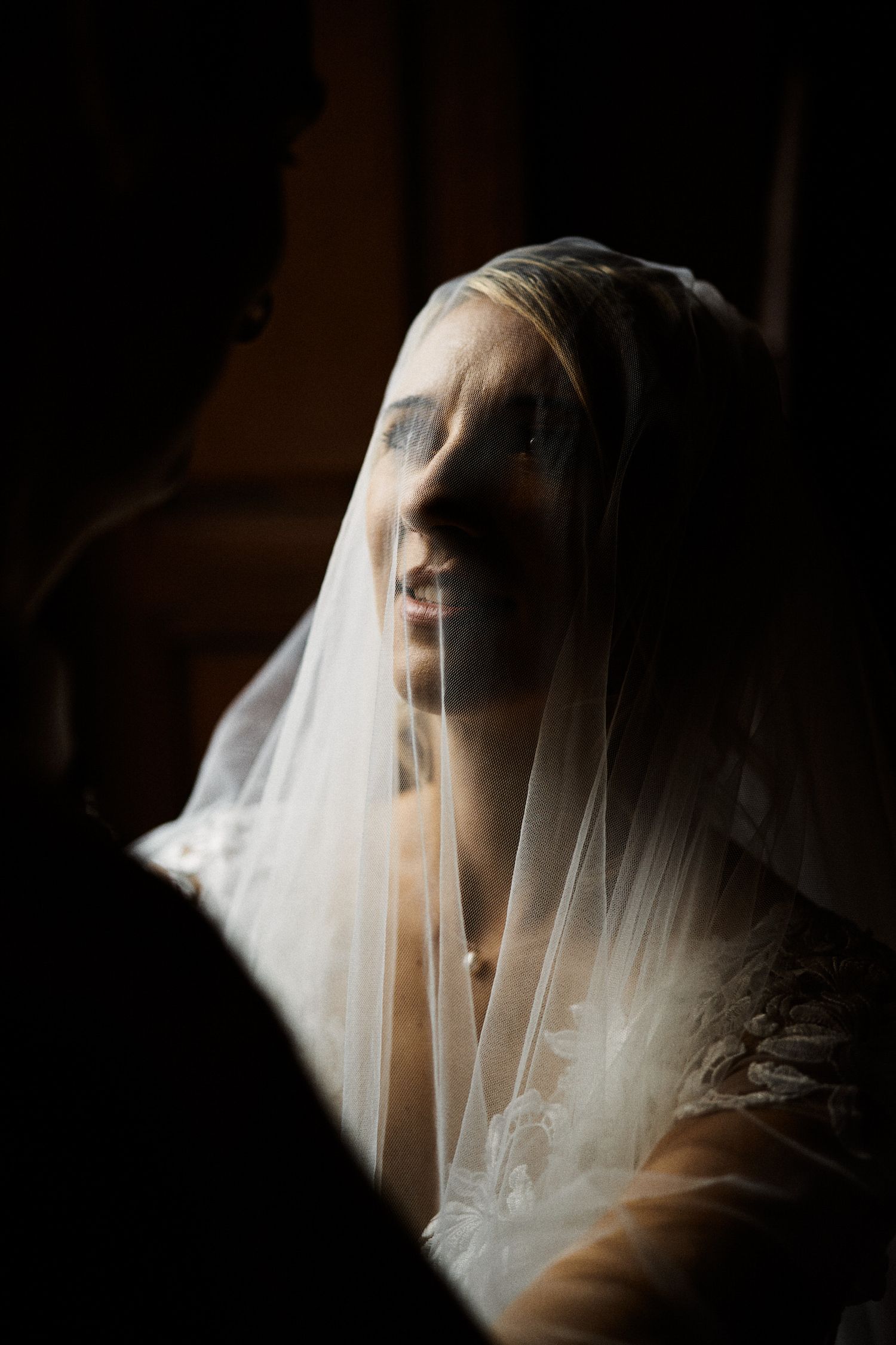 mariée avec voile amoureuse
