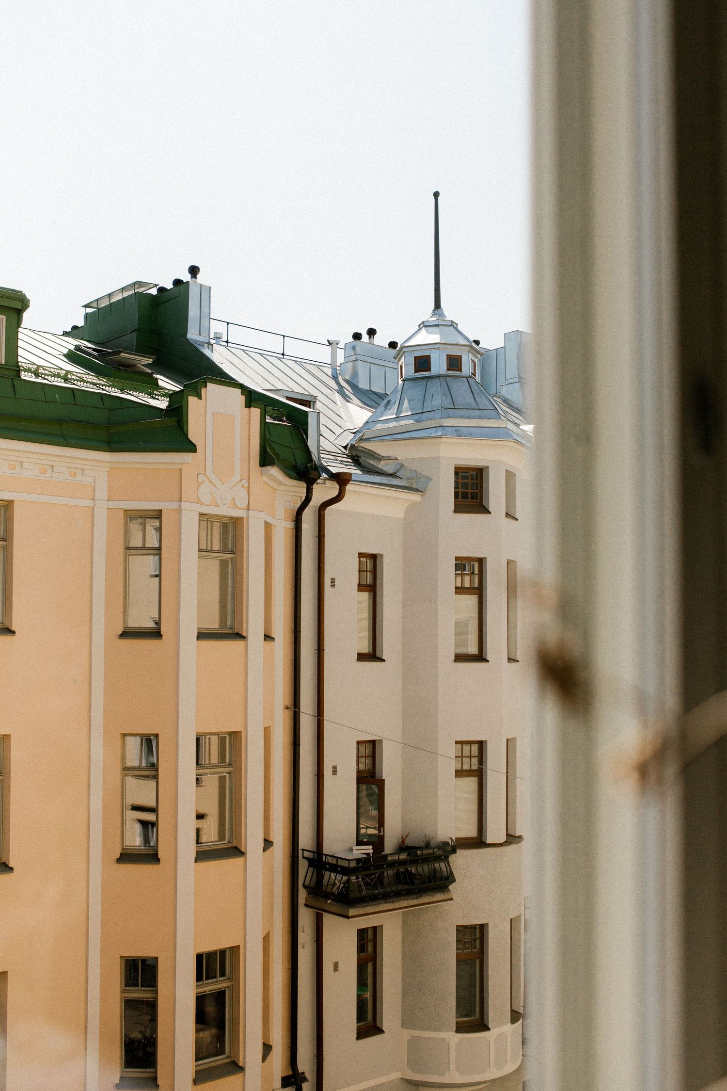 Kerrostalojen kattoja Punavuoressa