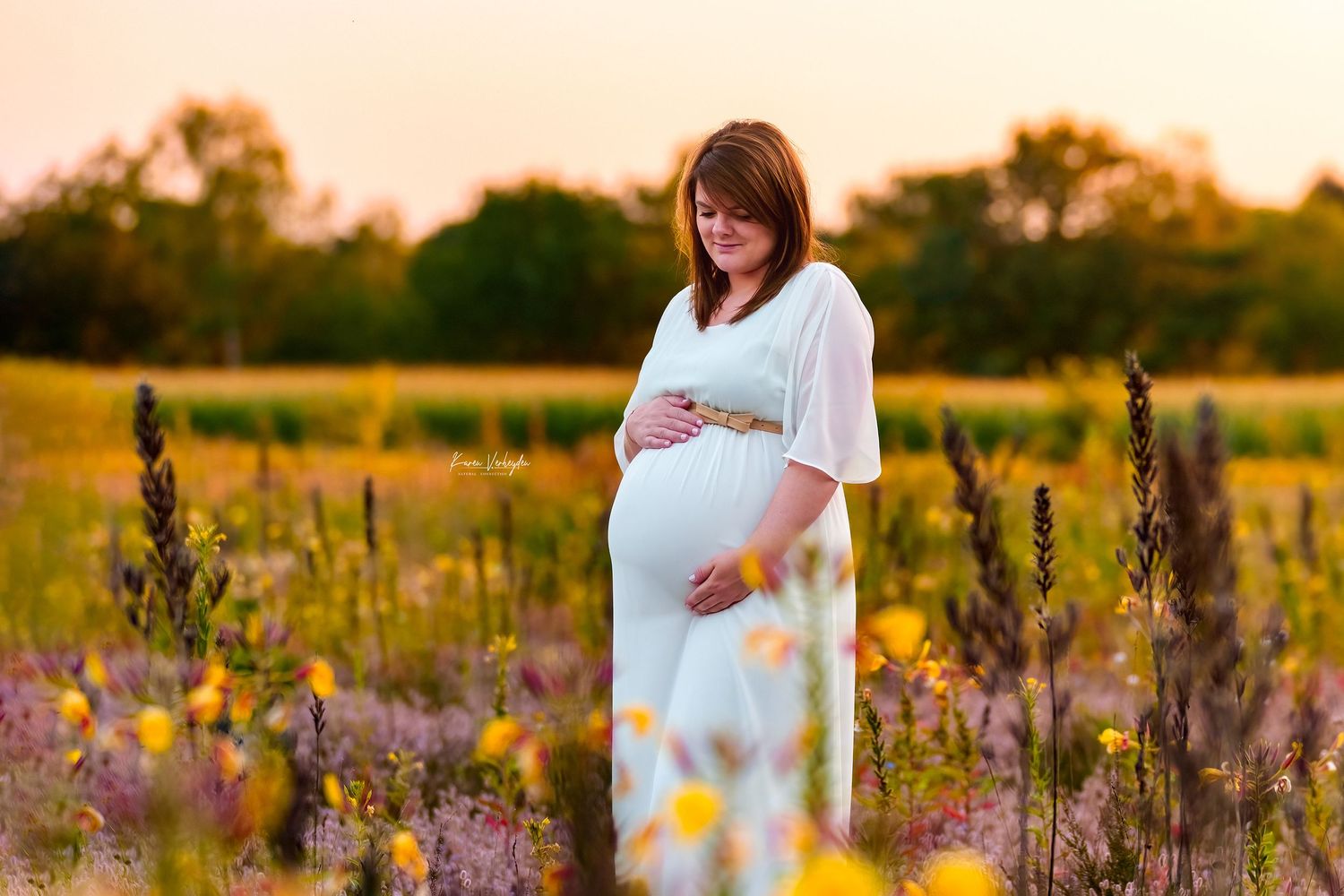 bloemen fotografie mommy to be zwangerschapsfotografie in de natuur tussen de bloemen en velden