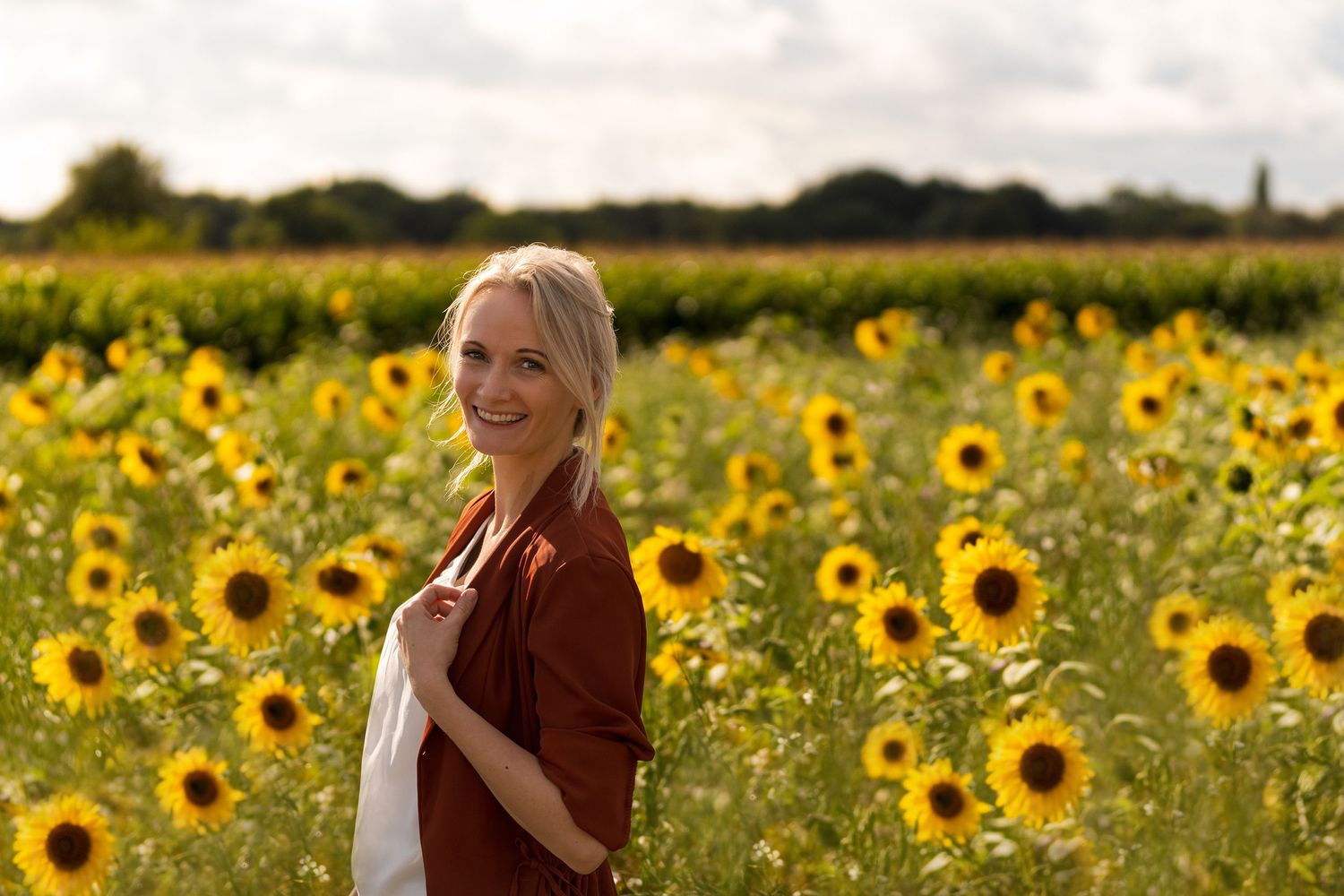 Karen Verheyden fotografe paardenshoots zwangerschapsshoots tussen zonnebloemen