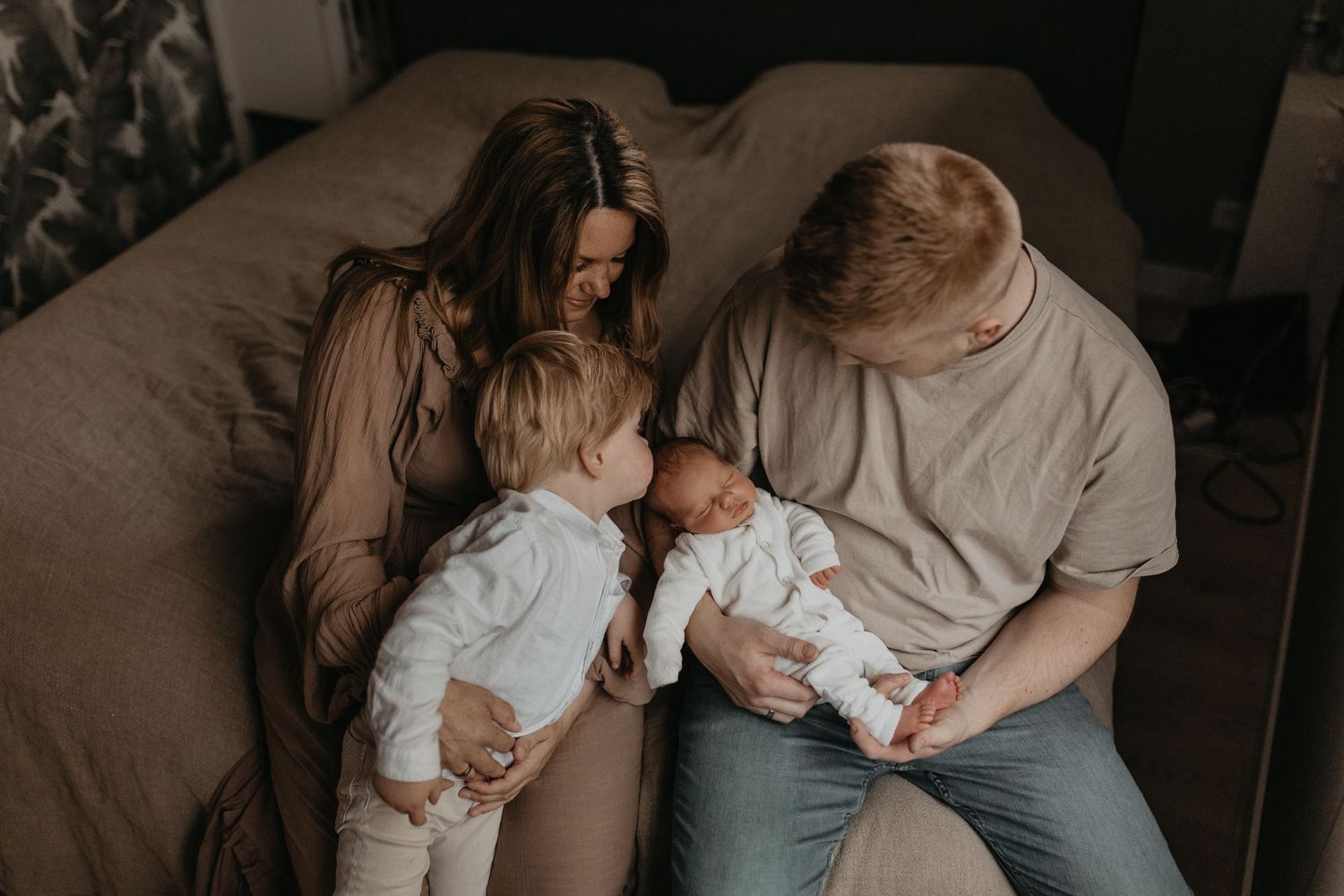 hele gezin tijdens newbornshoot in kleur