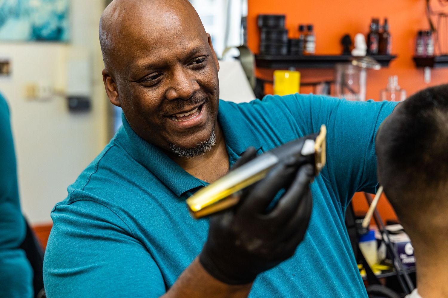 Person wearing gloves while working as a barber or hairstylist.