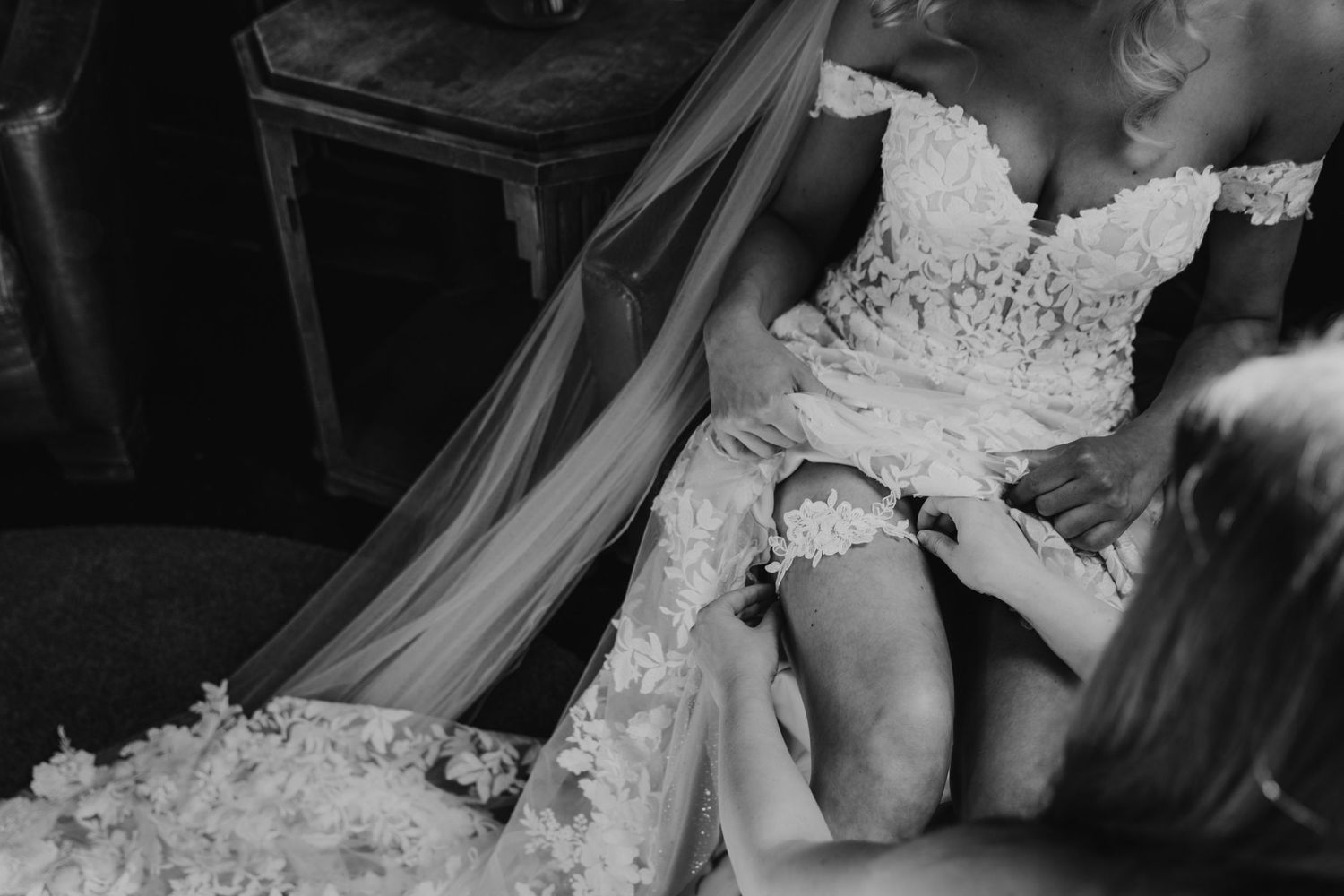 Getting Ready einer Hochzeitsbraut. Das Hochzeitskleid steht hier im Fokus.