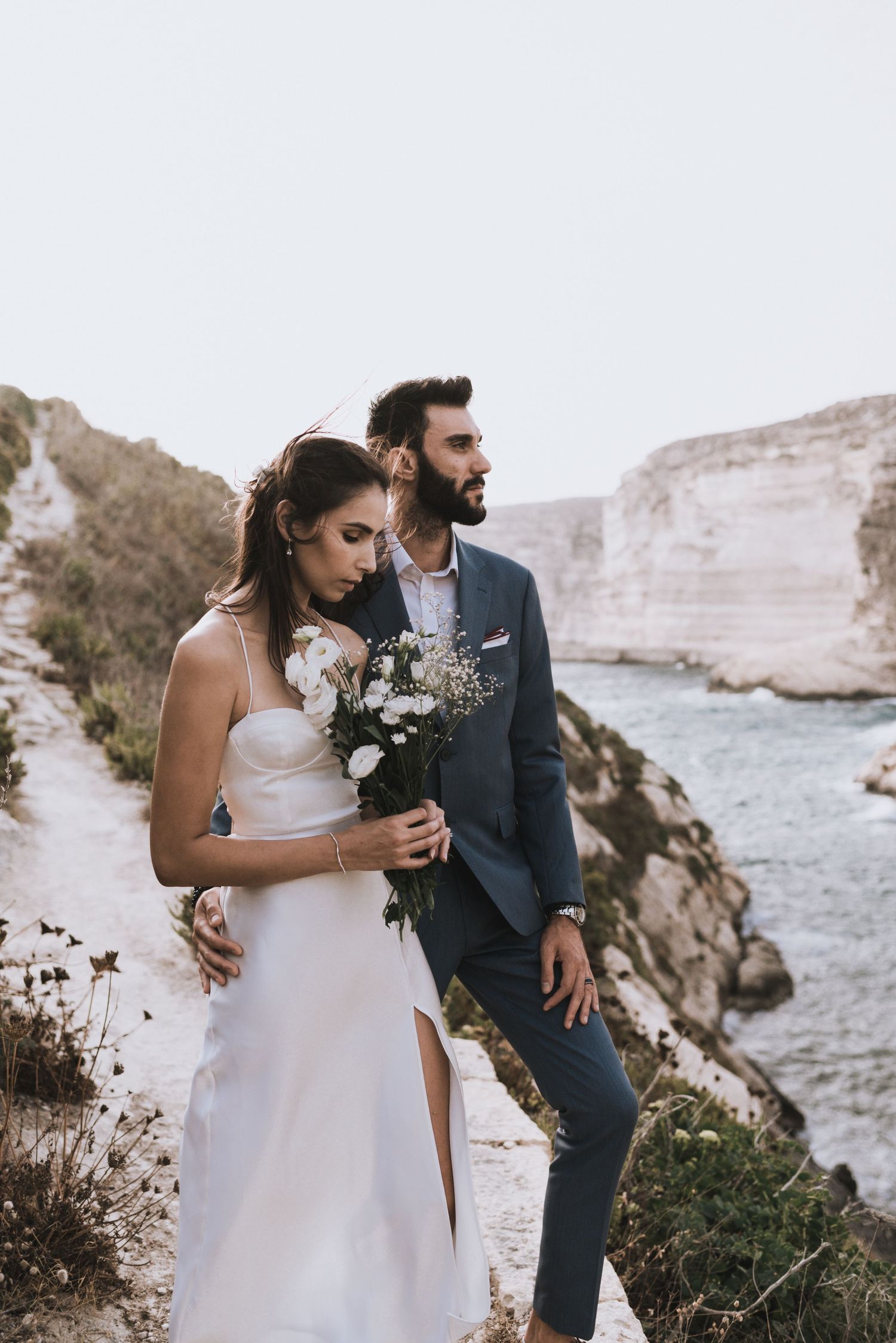bride groom cliffs gozo malta wedding photographer destination elopement fotograaf Italy