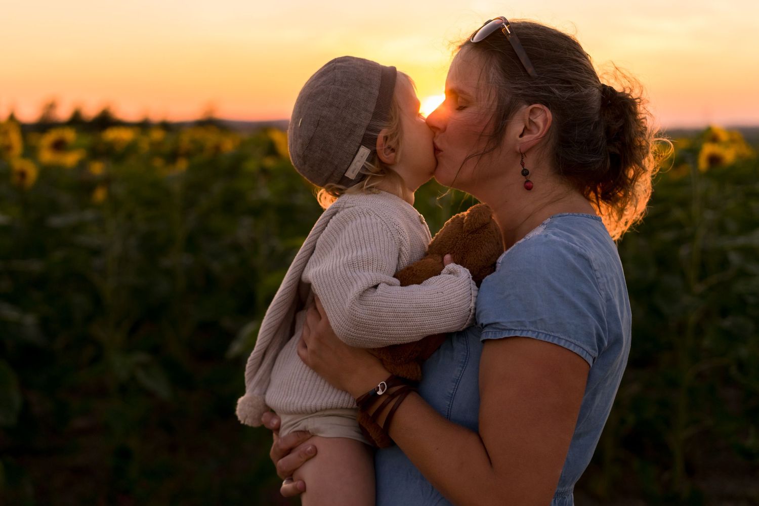 Familienfotos bei Sonnenuntergang, Mama mit Kind, Nicole Quaritsch Photography Wien