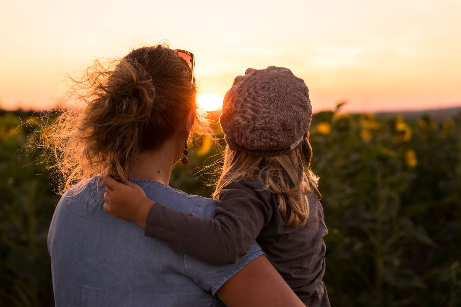 Mama mit Kind bei Sonnenuntergang, professionelle Fotografin für Familienfotos Wien